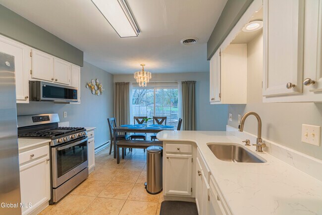 Photo - 4 Tompion Ln