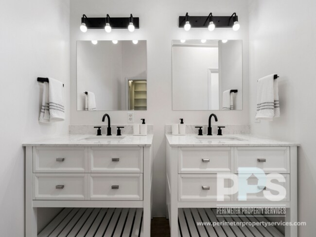 Photo - 2192 Spink St NW