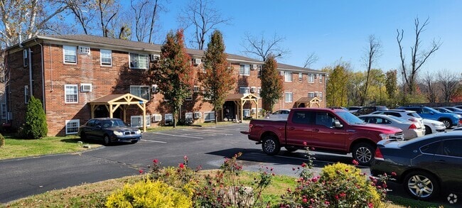 Building Photo - 10302 Eastview Ave Unit Studio Apt Jeffersontown