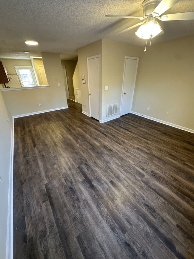 Building Photo - 2 Bedroom 1.5 Bathroom Townhome!