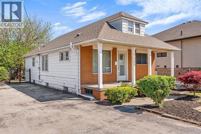 Photo - 3999 Grand Marais Rd E