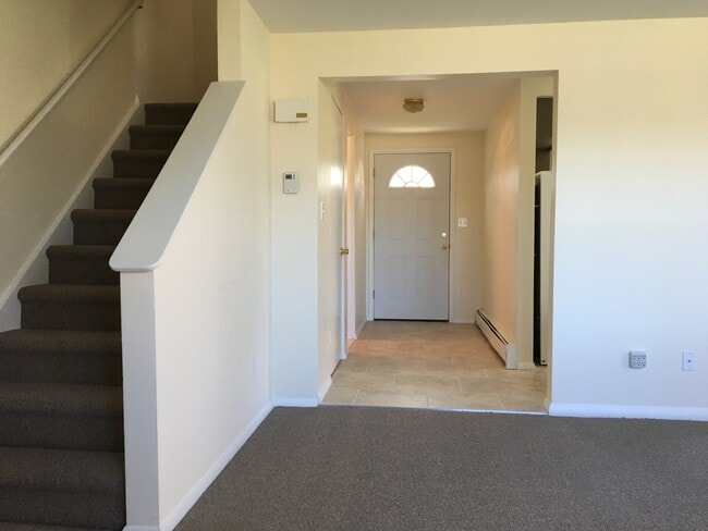 Building Photo - 916 Squires Ave Unit Right