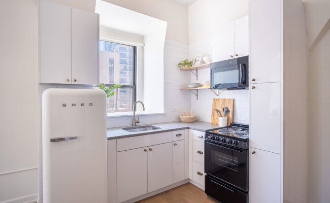 Photo - 124 W Chicago Ave