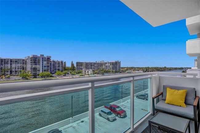 Building Photo - 3000 S Ocean Dr Unit 412 (Available August 20)