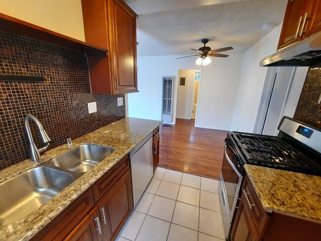 Photo - Magnolia Blvd Apartments