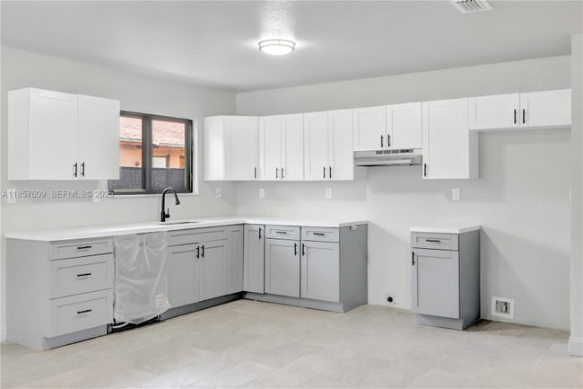 Building Photo - 861 NW 6th Ave