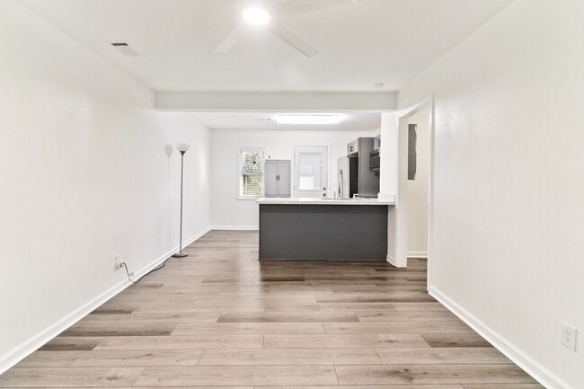 Photo - 839 Commodore Dr NW