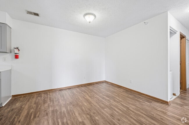3BR, 2BA - 1,040SF - Dining Room - Crescent Park Apartments