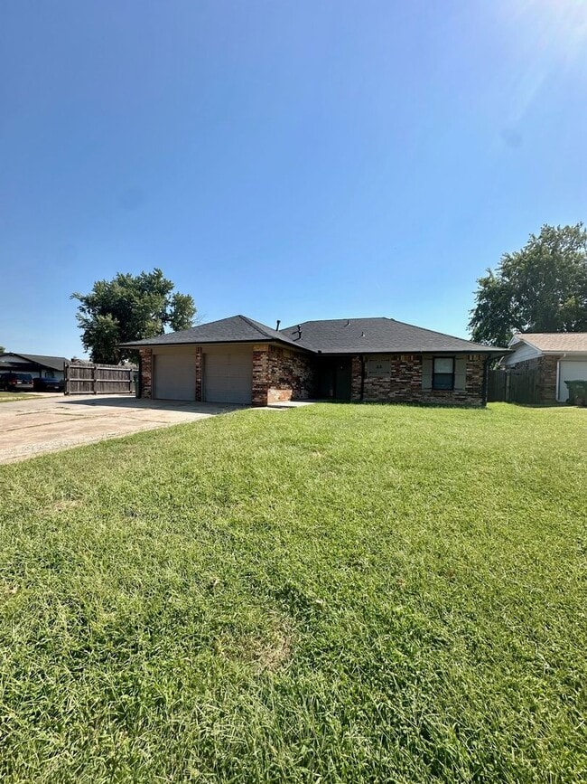 Building Photo - 3 bed 2 bath house with garage