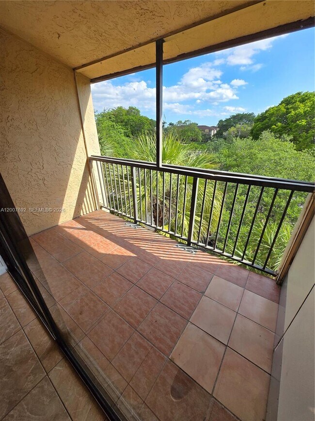 Building Photo - 14201 N Kendall Dr Unit 407D