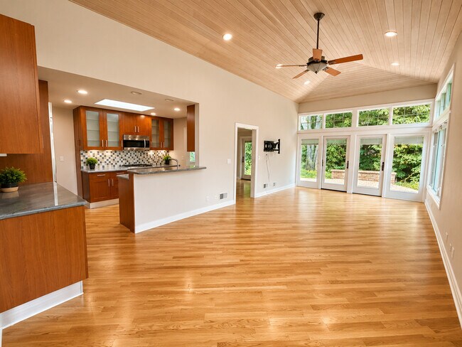 Photo - 924 Brookline Ln
