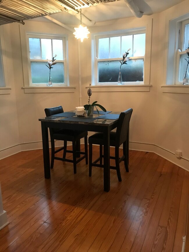 dining area - 5424 N Wayne Ave Unit Garden