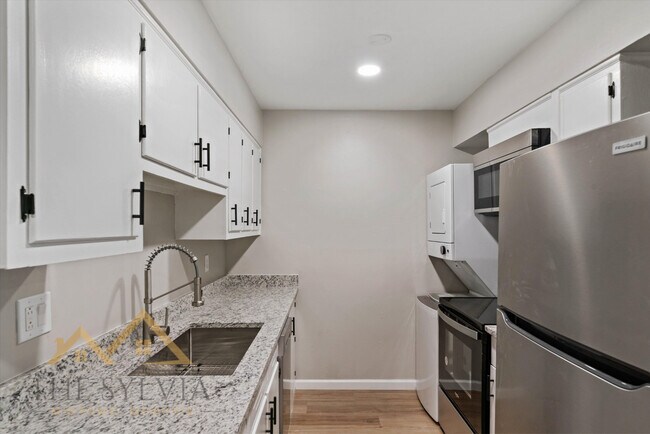 Kitchen with full appliance package