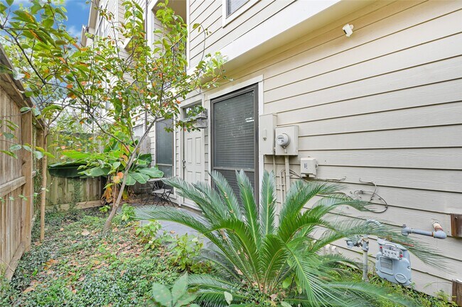Photo - 2414 Calumet St Unit B