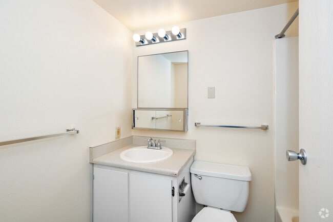 1BR, 1BA - 575SF - Bathroom