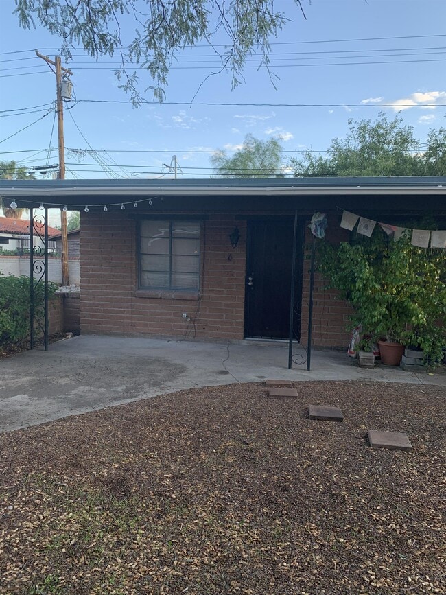 Building Photo - 2537 E Elm St Unit 1