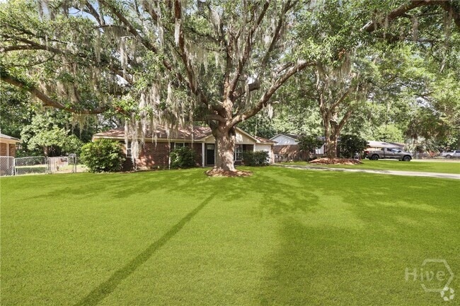 Building Photo - 226 Larchmont Dr Rental
