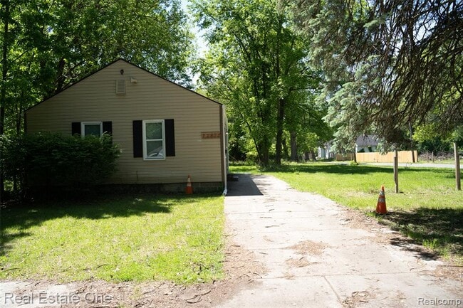 Building Photo - 22675 Santa Maria St