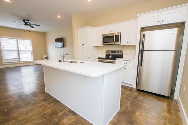406 W Matthews Ave