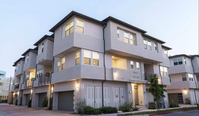 Building Photo - 1202 W Cara Dr
