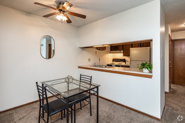 1BR, 1BA - 675SF - Dining Room