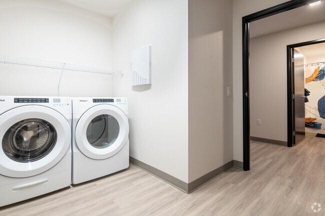 1BR, 1BA - 710SF