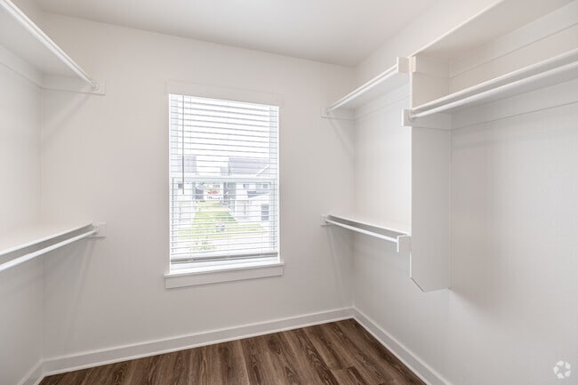 3BR, 2.5BA - 1,630SF - Walk-in Closet