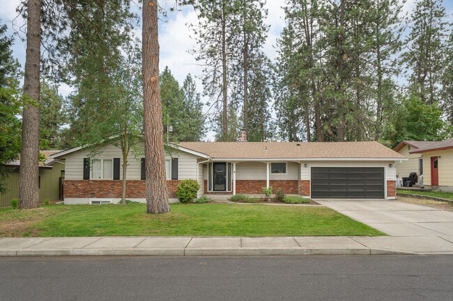 Building Photo - Available Now!! 5 Bedroom, 3 Bathroom Ranc... Rental