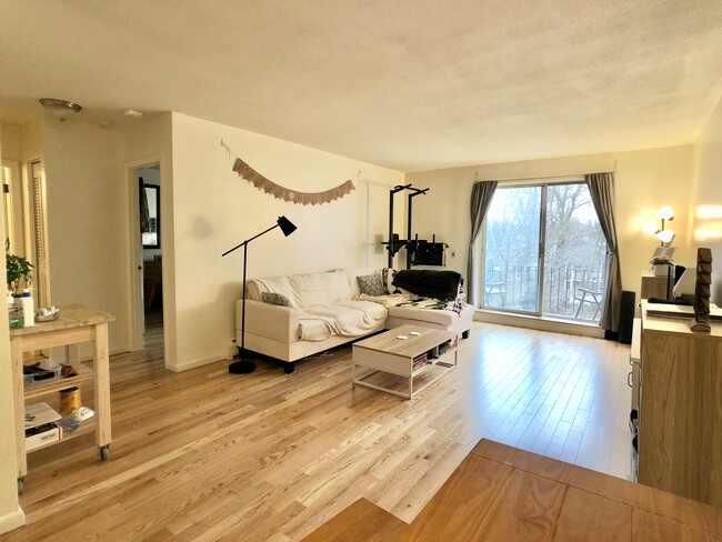 Building Photo - 804 Centre St Unit 306