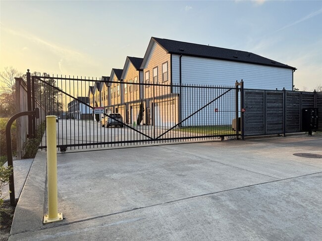 Photo - 1010 Melneeka Ln