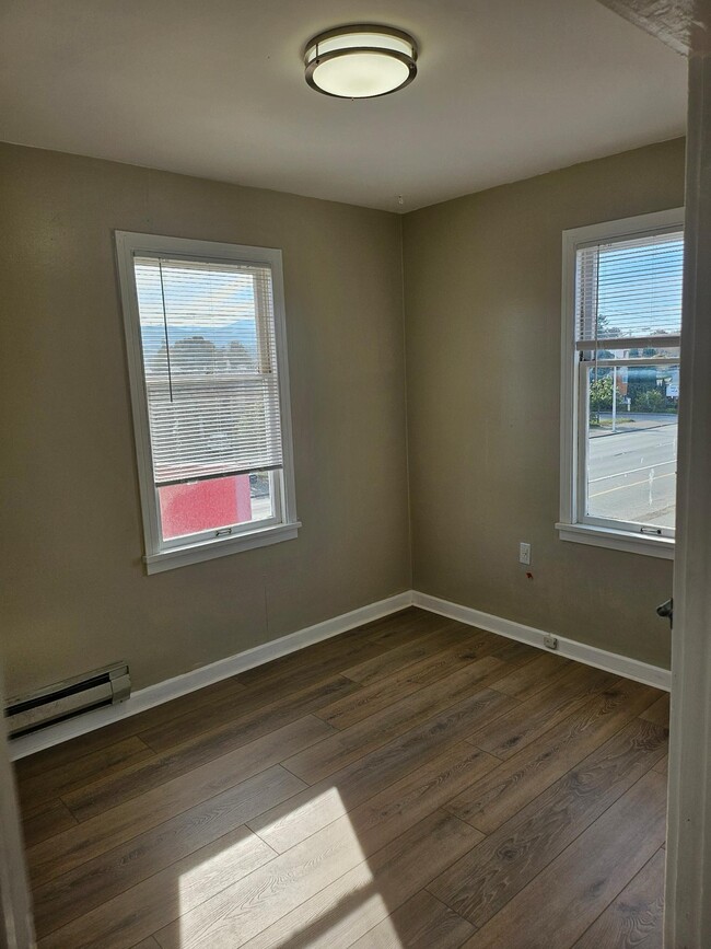 Photo - 433 1/2 E 1st St