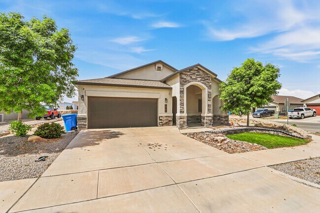 Photo - BEAUTIFUL FAR EAST HOME RIGHT OFF I-10, PET FRIENDLY WITH NO BREED RESTRICTIONS