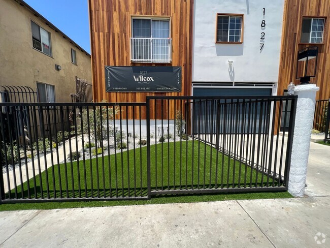 Building Photo - 1827 Wilcox Beautifully renovated 2 bedroo... Rental