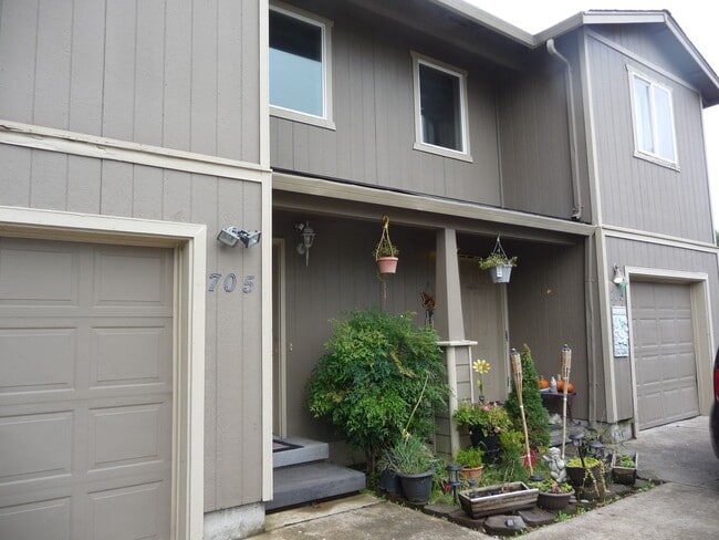Building Photo - Refurbished Duplex