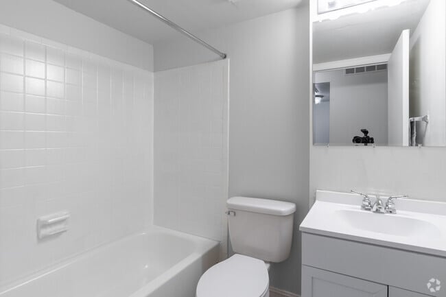 1BR, 1BA - 605SF Bath