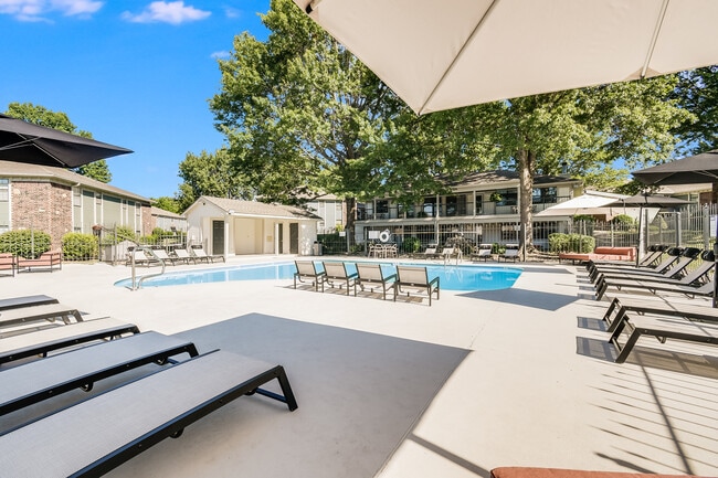 Resort-Style Furniture - Poolside Lounge - The Arbor Apartments and Townhomes