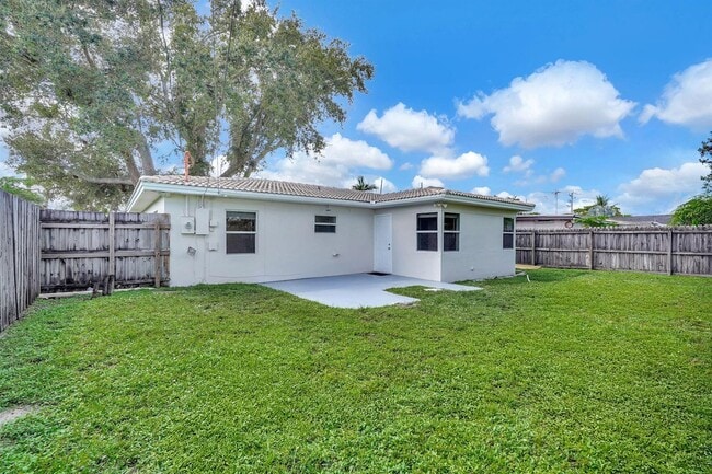 Photo - 261 NE 45th St