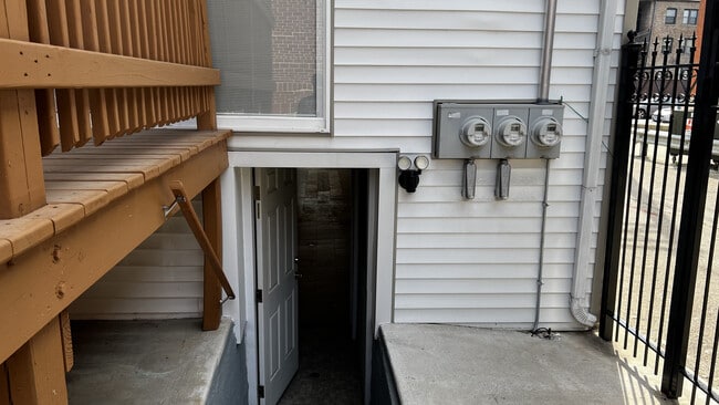 Photo - 120 N LeClaire Ave Apartments