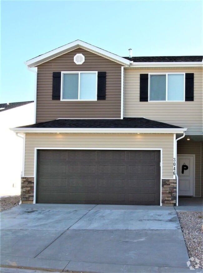 Building Photo - 3B/2.5B Townhome