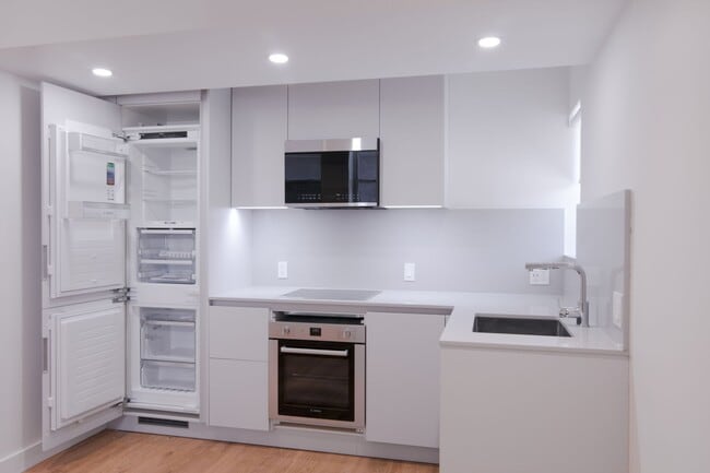 Photo - 4745 Chem. Queen Mary Unit 40