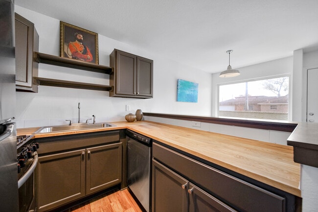 Photo - 1408 Hughes St