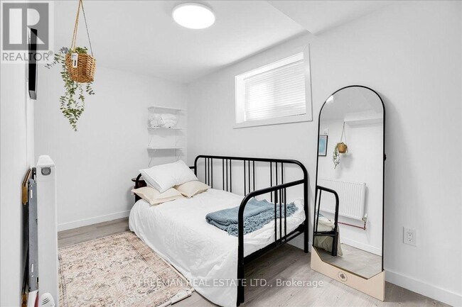 Photo - 15 Thorburn Ave