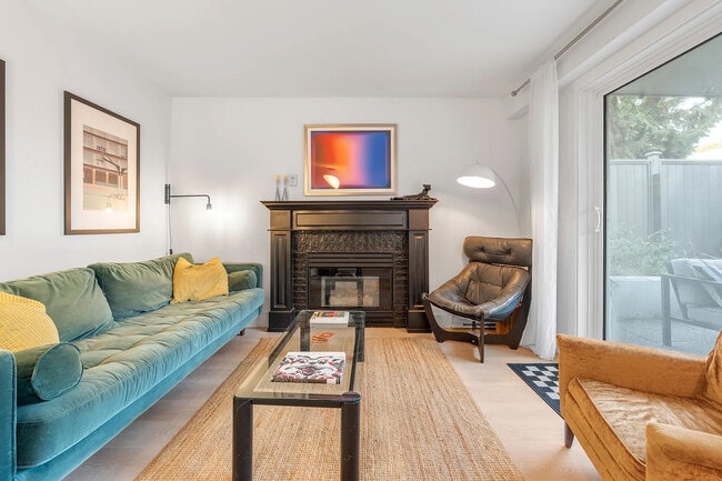 Photo - 2133 Dundas St Unit 105