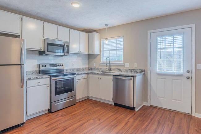 Unfurnished Unit - Kitchen (Downstairs) - 1255 Louisville St