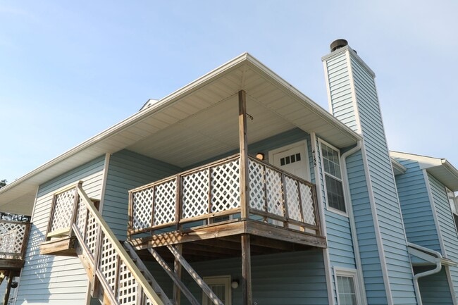 Building Photo - 2 bedroom 1 bath condo near Town Center in...