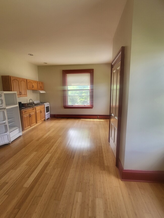 Building Photo - 918 W 4th St Unit 2W
