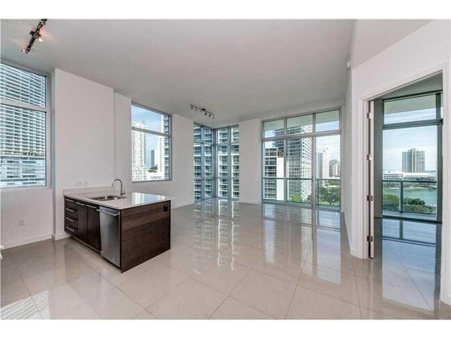 Building Photo - 500 Brickell Ave Unit 1101 Rental