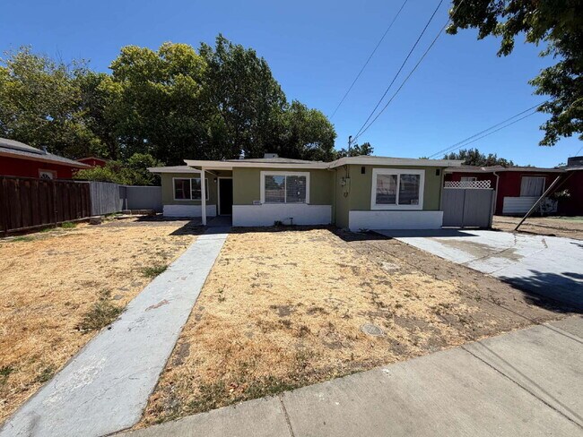 Building Photo - "Charming 4-Bedroom Home with 2 Baths in Pittsburg – Spacious 1459 Sq Ft Gem!"