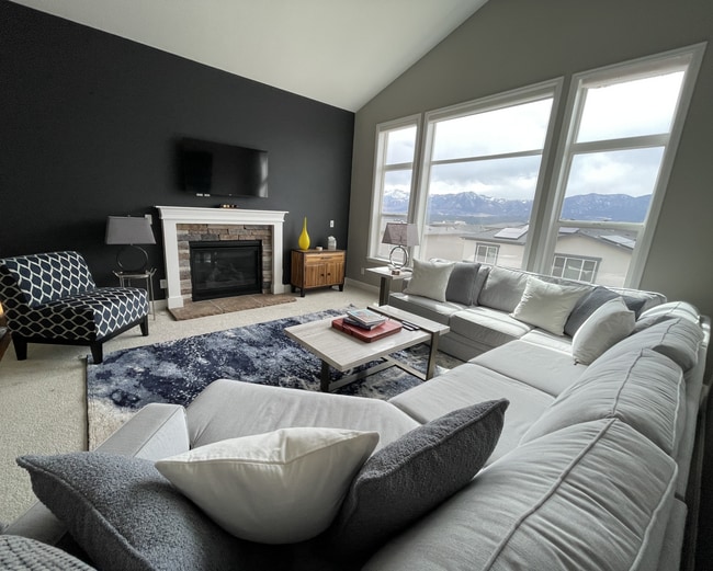 Living room with gas fireplace and views! - 1410 Promontory Bluff Vw