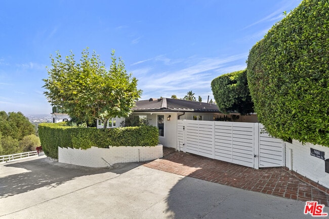 Building Photo - 9881 Beverly Grove Dr